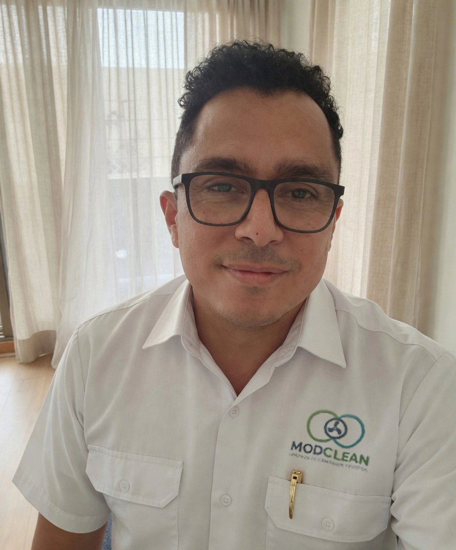 Supervisor de terreno de Modclean realizando inspección técnica para el servicio de limpieza de campanas y ductos industriales